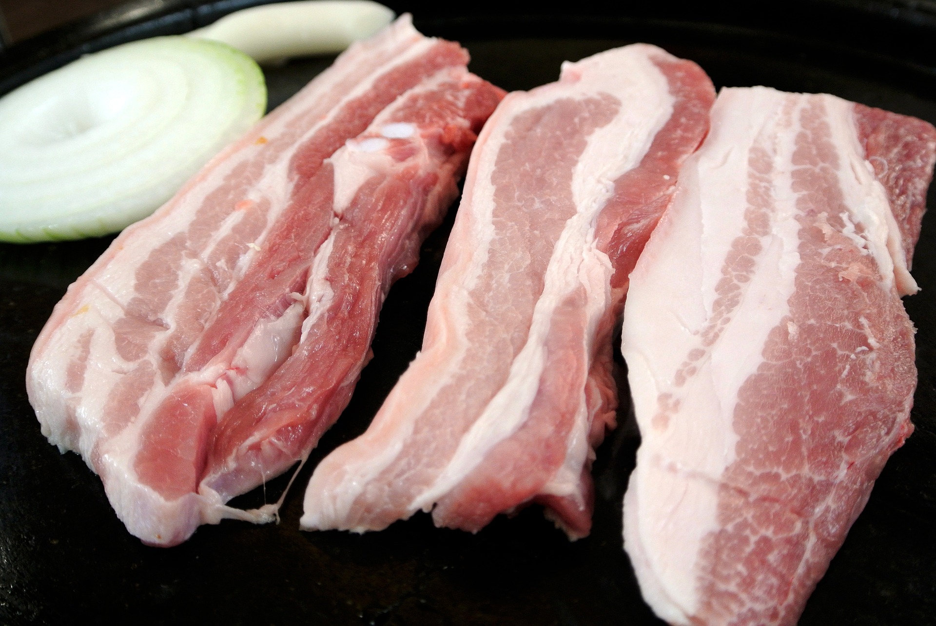 Las mejores maneras de descongelar la carne de forma segura y poder cocinar platos de carne jugosos que conserven todo su mejor sabor.